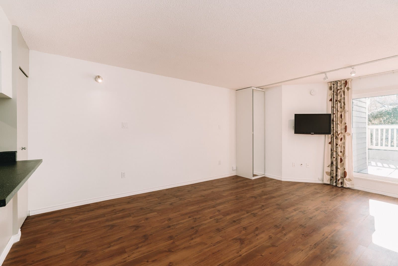 Empty room before virtual staging